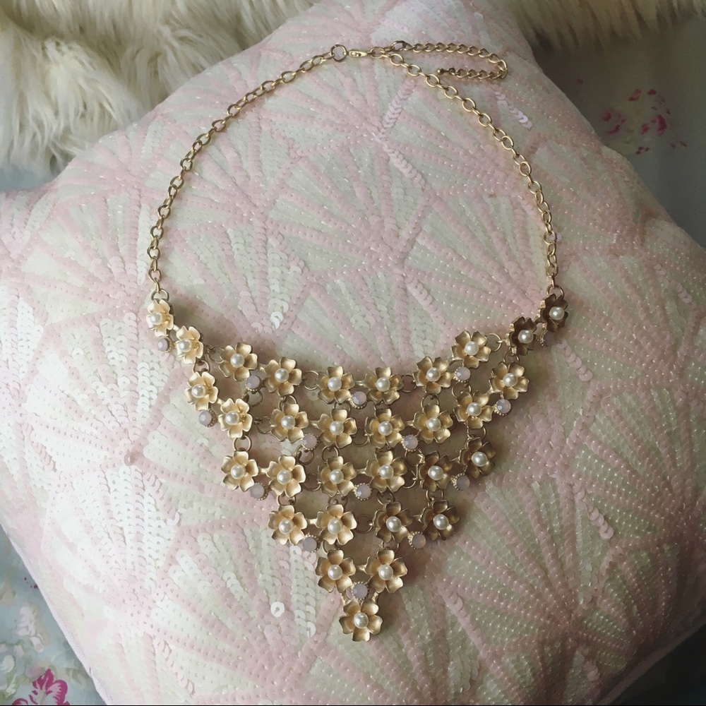 NWOT Gold Pearl Flower Statement Necklace